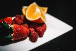 60-Second Raspberry Cocoa Greek Yogurt Bowl Recipe - Featured image